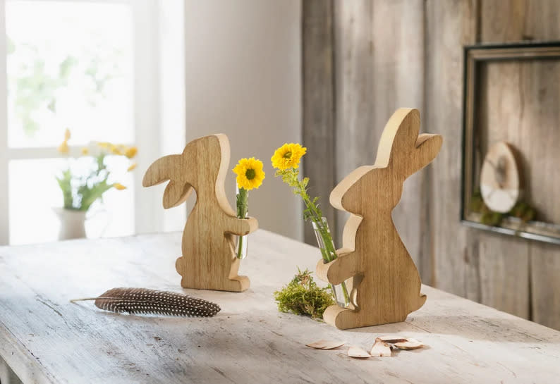 Lapin en bois avec vase