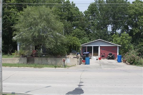 Deze maand beval een districtsrechter van de Shawnee County Court Joe McBride om het pand te verlaten, inclusief het huis op 502 SE 21st en het bijbehorende gebouw rechts.