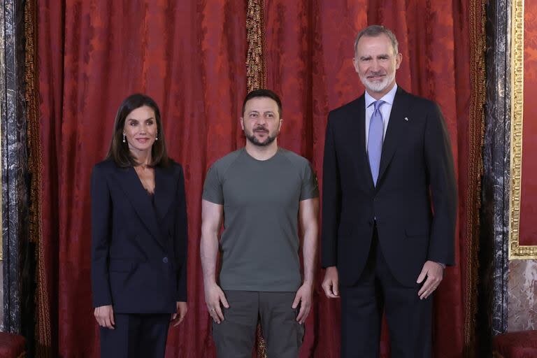 El presidente de Ucrania, Volodimir Zelensky posa junto a los Reyes de España, Letizia y Felipe VI, a 27 de mayo de 2024, en Madrid, España