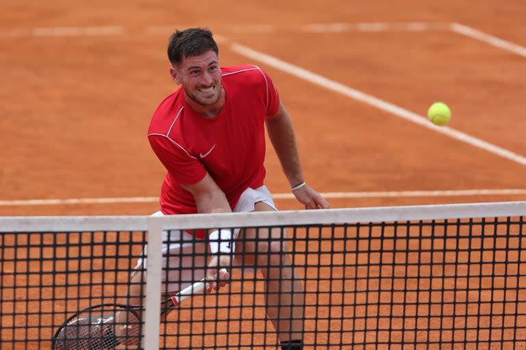 La volea de Federico Agustín Gómez, en el partido contra Renzo Olivo