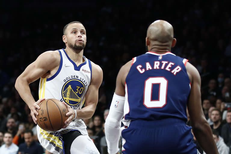 Pobre Jevon Carter: Curry mira el aro...