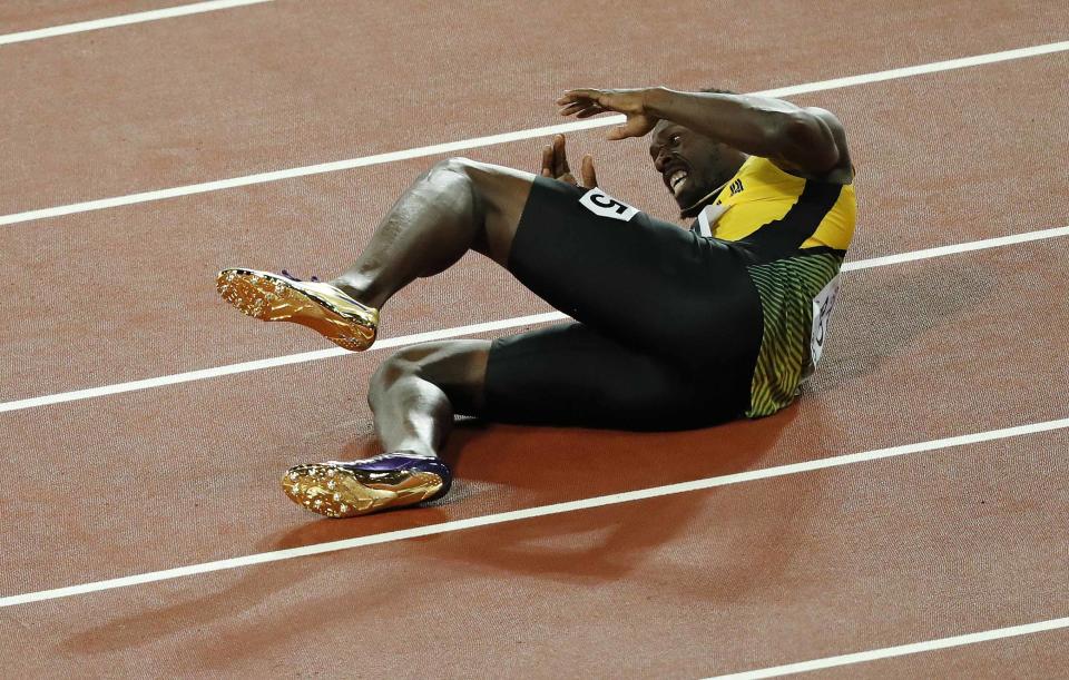 Ausgerechnet im letzten Rennen seiner kometenhaften Karriere stürzte Sprintstar Usain Bolt bei der Leichtathletik-WM in London. Daraufhin beschuldigte die jamaikanische Mannschaft die Organisatoren der Veranstaltung, sie hätten Bolt zu lange im zu kalten Warteraum sitzen lassen. Der 31-Jährige habe daraufhin einen Krampf im Oberschenkel bekommen. "Es war einfach lächerlich. Wir haben 45 Minuten gewartet, bevor wir endlich raus konnten ", klagte Teamkollege Omar McLeod. (Bild-Copyright: Frank Augstein/AP)