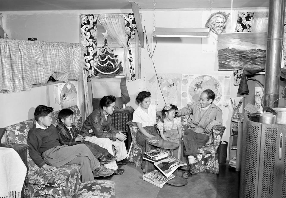 Una familia japonesa estadounidense en su casa-barracón en el campo de concentración de Manzanar, California. (Photo by: Universal History Archive/Universal Images Group via Getty Images)