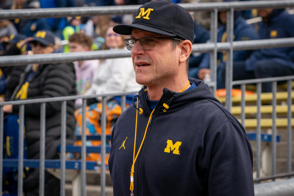 El entrenador en jefe de Michigan Football, Jim Harbaugh, nunca ha tenido miedo de hablar sobre sus creencias, sin importar cuán controvertidas sean.  Su presencia en un evento contra el aborto esta semana es solo otro ejemplo de esto.  (Foto de Jaime Crawford/Getty Images)