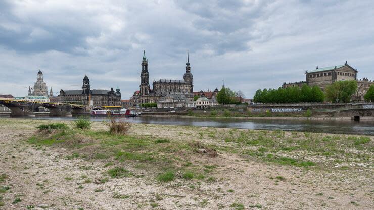 Ausgetrocknet: das Elbufer vor der historischen Dresdner Altstadt. Foto: dpa