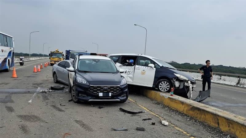 2輛警車遭撞擊，嚴重受損、板金變形。（圖／翻攝畫面）