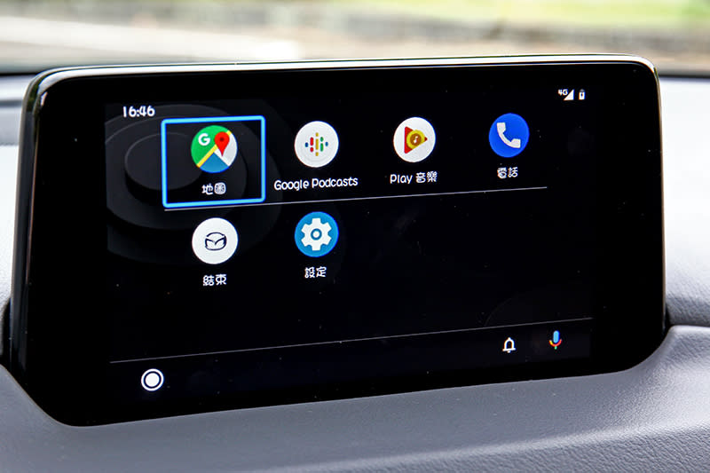 中控螢幕加大至8吋，並提供Apple CarPlay與Android Auto連結。