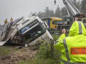 Der Fahrer dieses Lkw hatte mit 1,6 Promille im Blut die Leitplanke durchbrochen und war umgekippt. Foto: Michael Reichel/Archiv