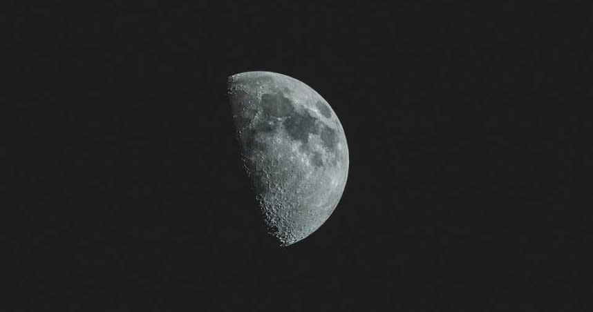 月球上沒有氧氣，幾乎不可能會讓鐵鏽蝕，但數據顯示月亮竟然出現氧化鐵。（圖／Pixabay）