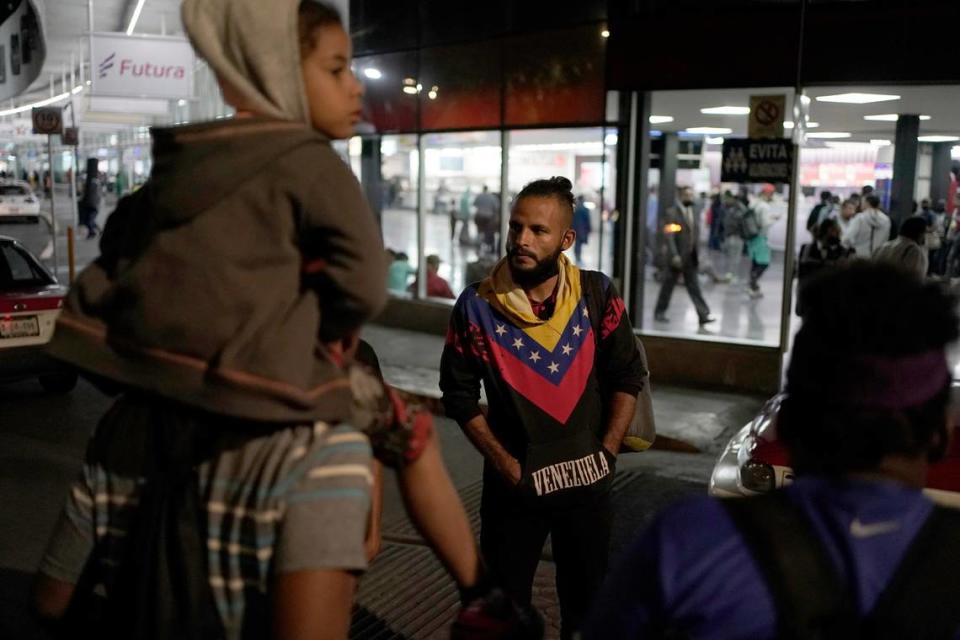 Migrantes venezolanos esperan un autobús que los lleve al norte, en la Estación de Autobuses del Norte en la Ciudad de México, el 13 de octubre de 2022.