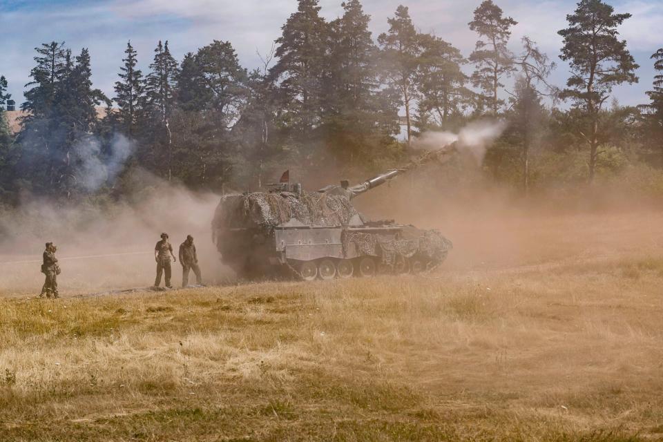 Eine deutsche Panzerhaubitze 2000 der Bundeswehr schießt mit Übungsmunition bei einer multinationalen Artillerie-Feuerübung der US-Armee mit knapp 2400 Soldaten aus 19 Nationen auf dem Truppenübungsplatz Grafenwöhr in Bayern. - Copyright: picture alliance/dpa | Daniel Löb