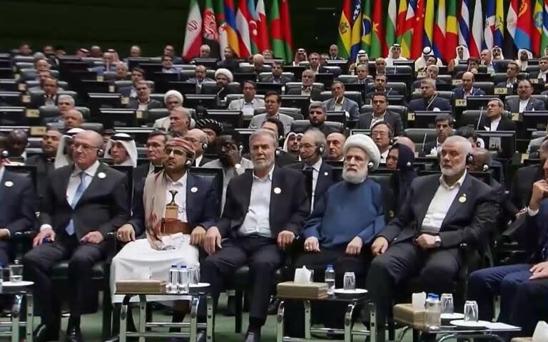 Geraldo Alckmin (izq), vicepresidente de Brasil, representó a Luiz Inacio Lula da Silva en la toma de posesión del presidente iraní, Masoud Pezeshkian, en Teherán; a la derecha de la imagen, Ismail Haniyeh, líder de Hamas asesinado en la capital iraní