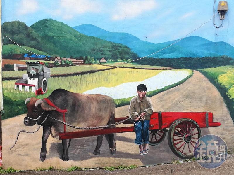 山佳彩繪牆描繪出昔日農村生活。