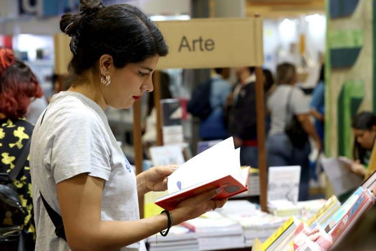 Una mujer lee un ejemplar el 1 de diciembre de 2023 en la Feria Internacional del Libro (FIL) de Guadalajara, en México (Ulises Ruiz)