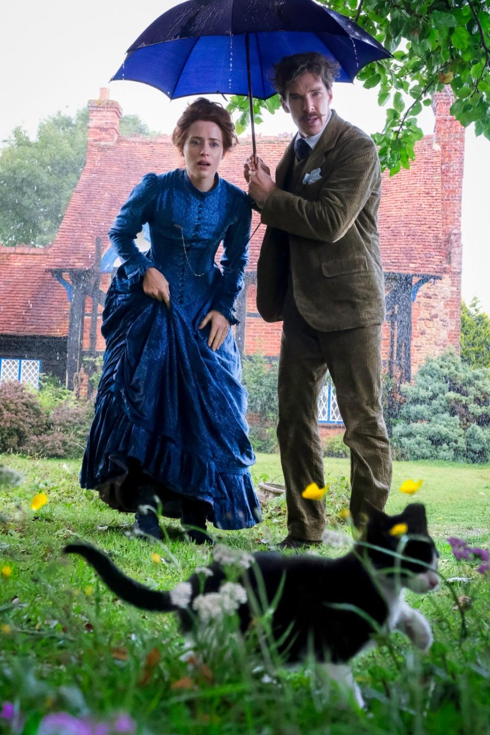 Claire Foy and Benedict Cumberbtach as Emily Richardson and Louis Wain, discovering their cat Peter