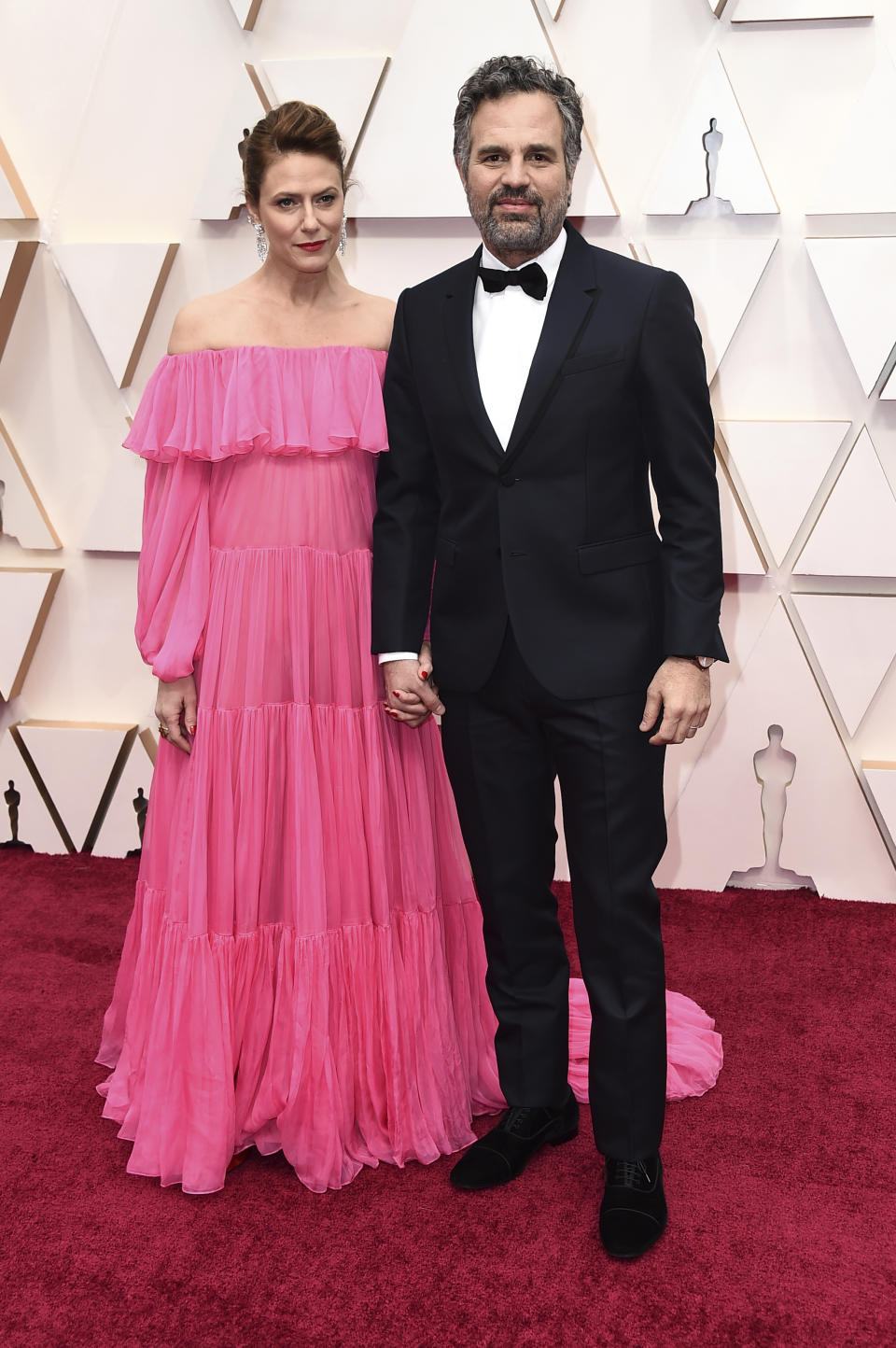 Mark Ruffalo y su esposa, Sunrise Coigney, que este 2020 celebrarán su vigésimo aniversario de bodas, fueron otra de las parejas de la noche. (Foto: Jordan Strauss / Invision / AP).