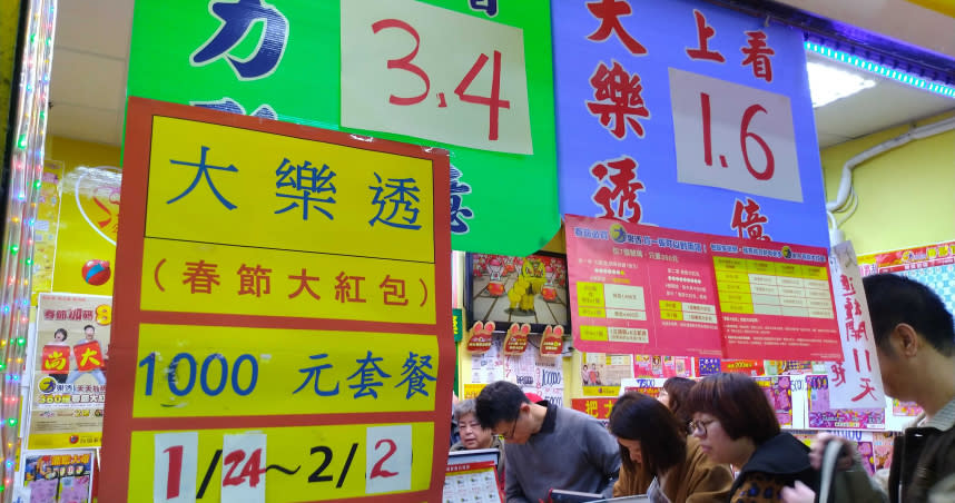 大年除夕夜，北市彩券行買氣旺。（圖／李蕙璇攝）