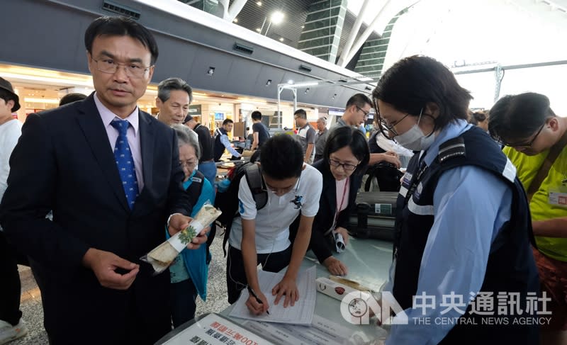 農委會主委陳吉仲（左1）22日視察桃園機場防疫作業時呼籲旅客返台時，勿攜帶任何肉製品返台；若從疫區攜帶含豬肉製品的月餅返台，將被裁罰新台幣20萬元。（中央社）