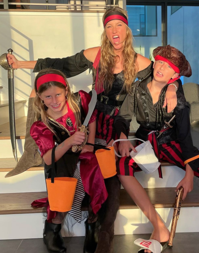 Tom Brady shares Halloween picture with his kids following divorce