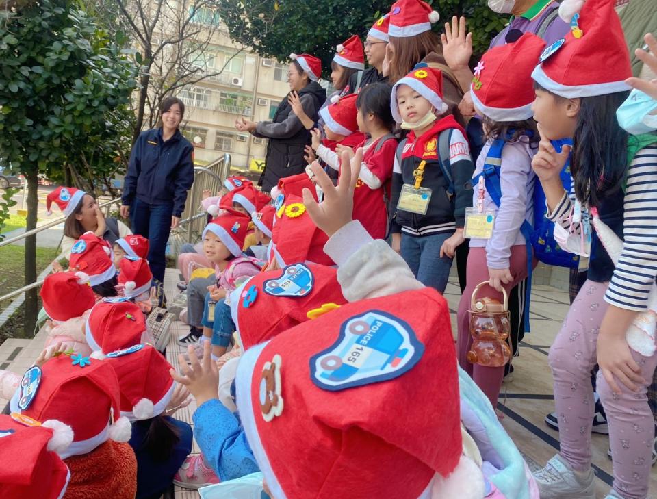台北市政府警察局婦幼警察隊於12月22日舉辦了一場特別的聖誕節防詐小尖兵宣導活動。（記者黃荷琇 翻攝）