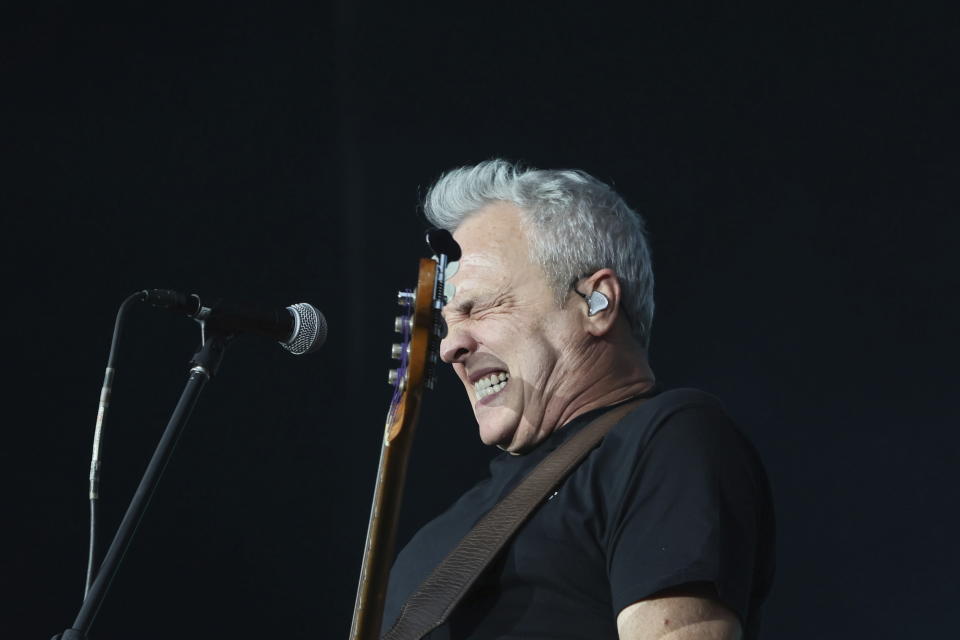 David Summers, de la banda española Hombres G, durante su presentación en el Festival Vive Latino en la Ciudad de México el domingo 17 de marzo de 2024. (Foto AP/Ginnette Riquelme)