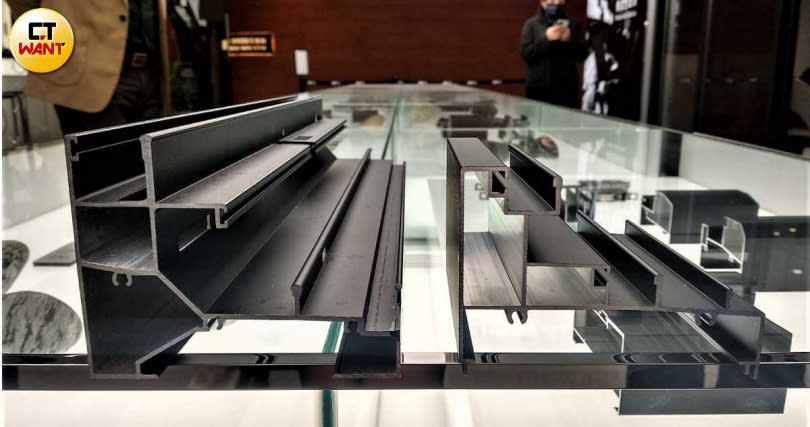吳律謙研發的水密窗水密性超越日本品牌大廠，他更以鋁窗特殊的結構斷面作為圖樣設計成時尚西服。（圖／林榮芳攝）