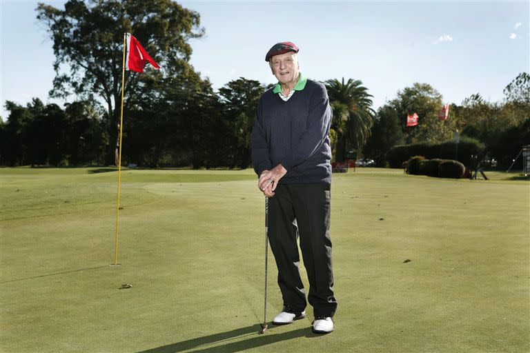 De Vicenzo y su estampa en el lugar que ama: el hoyo 9 del Ranelagh Golf Club; vive a 300 metros de la cancha.