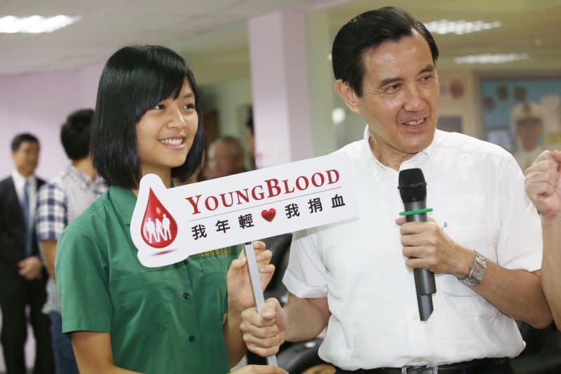 馬英九至南海捐血室捐贈任內最後一次捐血，並且鼓勵年輕人多多捐血，可以更健康(林韶安攝)