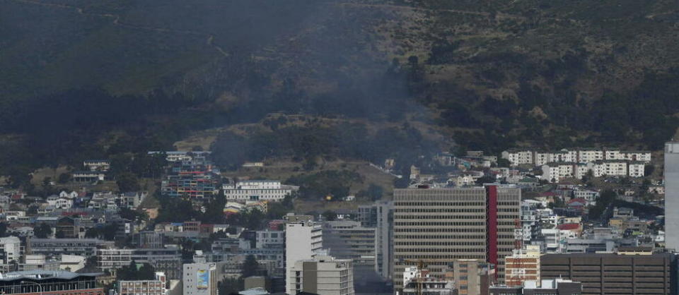 Un important incendie s'est déclaré dimanche matin au siège du Parlement sud-africain au Cap. 
