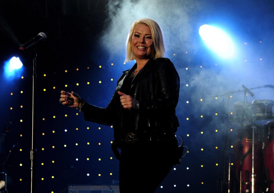 Zu den neuen Erfolgen verhalfen auch alte Hits, die neu eingespielt wurden - und mancher prominente Gast. Mit Kim Wilde nahm Nena "Anyplace, Anywhere, Anytime" auf, außerdem waren auf dem Album "20 Jahre" auch Duette mit Joachim Witt und Udo Lindenberg zu hören. (Bild: 2010 Getty Images/Gareth Cattermole)