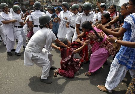 Policewomen try to detain activists from the Socialist Unity Centre of India (SUCI) during a nationwide strike in Kolkata, India, September 2, 2015. REUTERS/Rupak De Chowdhuri