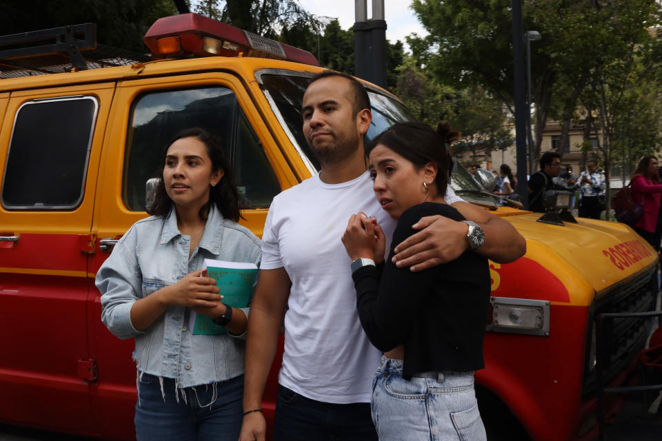 MEXICO CITY, MEXICO - SEPTEMBER 19: People gather outside after a 7.4 magnitude quake that struck the west coast in Guerrero State, was felt in Mexico City right after a drill to commemorate two prior earthquakes that took place on this same date in 1985 and 2017 on September 19, 2022 in Mexico City, Mexico. (Photo by Cristopher Rogel Blanquet/Getty Images)