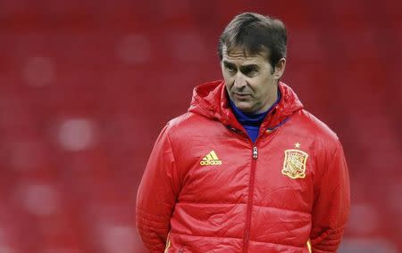 Britain Football Soccer - Spain Training - Wembley Stadium, London, England - 14/11/16 Spain coach Julen Lopetegui during training Action Images via Reuters / Andrew Boyers Livepic