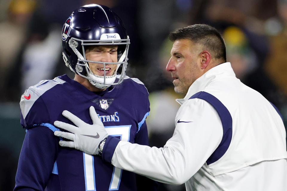 Ryan Tannehill #17 of the Tennessee Titans talks with Head coach Mike Vrabel 