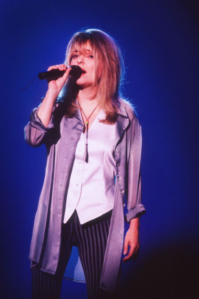 <p>En 1993, alors qu’elle se produit sur scène, France Gall a adopté un nouveau style. Sa carrière est au ralenti et la chanteuse porte une chemise défaite, un pantalon à rayures et des bijoux. Crédit photo : Getty Images </p>