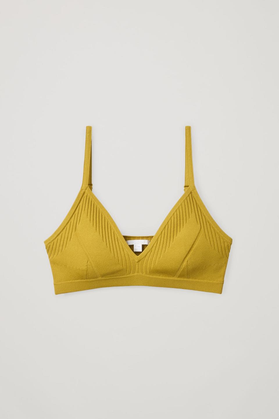 <p>39€</p><br><a href="https://www.cosstores.com/en_eur/women/womenswear/tops/product.knitted-bra-yellow.0961413001.html?gclid=EAIaIQobChMI3JSgsN_f7wIVidxRCh1AiwI_EAQYASABEgIdQvD_BwE" rel="nofollow noopener" target="_blank" data-ylk="slk:Acheter;elm:context_link;itc:0;sec:content-canvas" class="link ">Acheter</a>