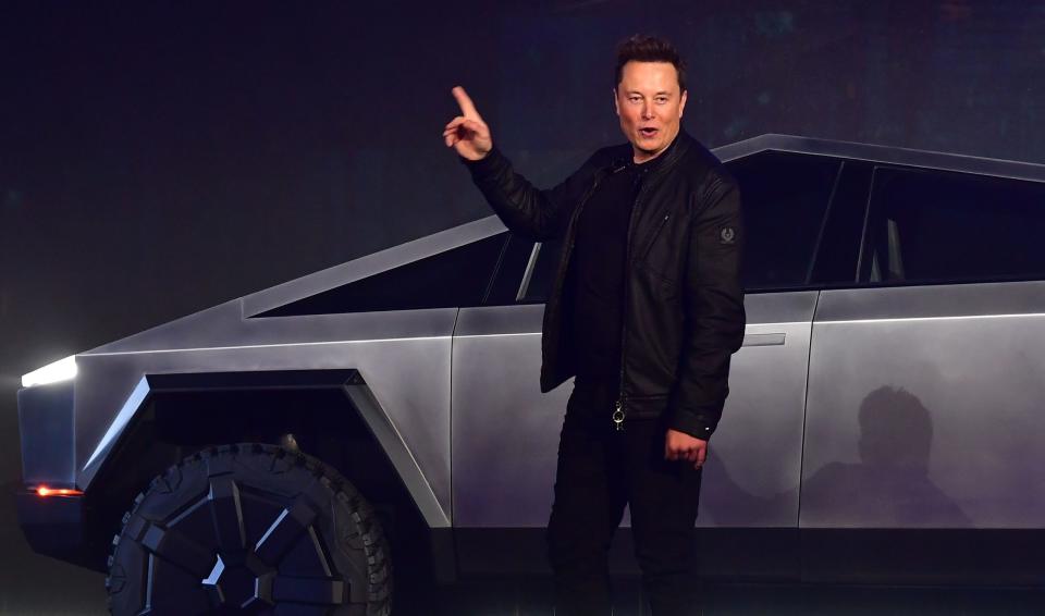 Elon Musk behauptet, der Cybertruck werde Teslas "bestes Produkt überhaupt" werden. - Copyright: Photo by Frederic J. BROWN / AFP via Getty Images