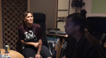 Très sollicité, Stromae a donné de son temps pour travailler avec Vitaa, une artiste qu'il apprécie. Le Belge a co-écrit et co-composé deux morceaux de l'opus <em>J4M</em>, sorti en 2017. Les deux artistes ont collaboré sur <em>Peine & Pitié</em> et sur <em>Comme d'hab</em>. On peut d'ailleurs entendre la voix de Stromae dans les chœurs du premier titre. Comment s'est faite leur collaboration ? La mère de famille avait indiqué, à l'époque : <em>"Je l'ai sollicité sur mon album parce que j'avais un titre qui était inachevé et je voulais absolument qu'il l'écoute. Je lui ai envoyé plusieurs titres, il a eu un coup de coeur sur celui-là, qui était à moitié terminé, enfin il n'y avait qu'un couplet et un refrain. Il m'a dit :</em> 'Wow, le titre est dingue. J'aimerais tellement t'aider à le terminer'<em>. Ça s'est passé comme ça. On est allé en Belgique, on l'a fini. On l'a co-écrit et co-composé ensemble finalement"</em>. Tout simplement. Et le résultat est incroyable. (<em>crédit Youtube</em>)