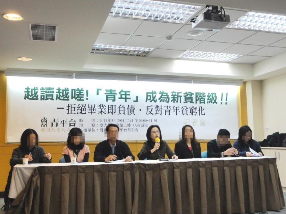 時代力量涉毒的林姓黨工（左1）2011年曾出席時任立委鄭麗君（中）主辦的記者會。（翻攝自青平台官網）