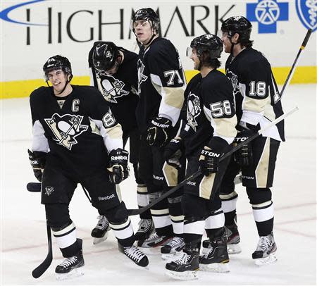 Pittsburgh Penguins' Sidney Crosby (87) celebrates his goal against the Ottawa Senators with teammates Paul Martin (7), Evgeni Malkin (71), Kris Letang (58) and James Neal (18) in the third period of their NHL hockey game in Pittsburgh, Pennsylvania, February 13, 2013. REUTERS/Jason Cohn