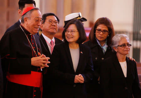 Taiwan's President Tsai Ing-wen (C) listens to Archbishop of Tegucigalpa Cardinal Oscar Andres Rodriguez Maradiaga (L) during a visit to the Suyapa Cathedral in Tegucigalpa, Honduras January 9, 2017. REUTERS/Jorge Cabrera