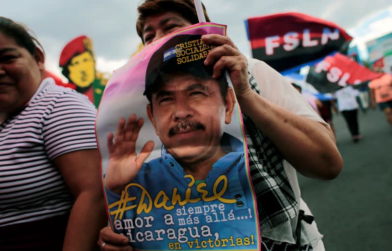 FOTO DE ARCHIVO. Una simpatizante sostiene una fotografía del presidente de Nicaragua, Daniel Ortega, durante una marcha llamada "¡Mujeres valientes! ¡Mujeres victoriosas!" con motivo del Día Internacional de la Mujer en Managua, Nicaragua