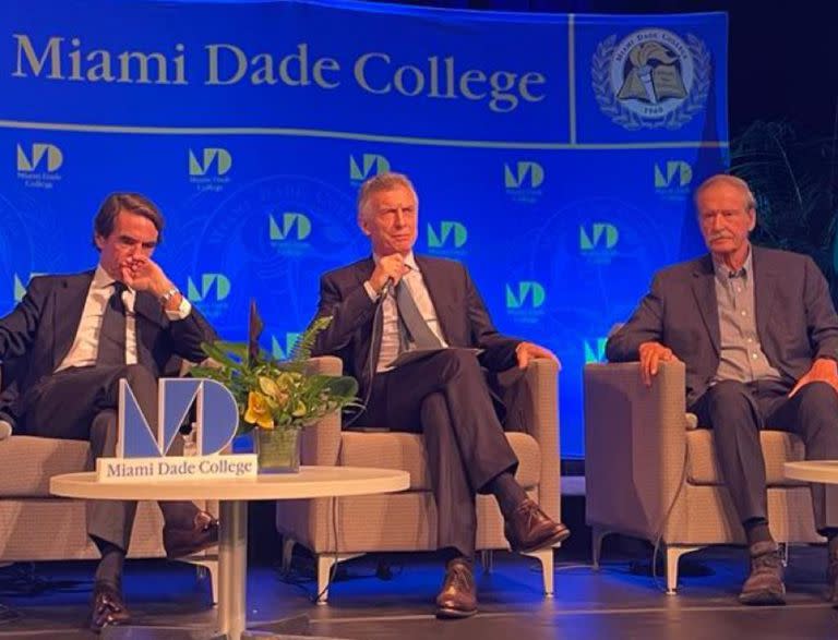 Macri, en Miami, en el encuentro VII Diálogo Presidencial, junto a José María Aznar y Vicente Fox