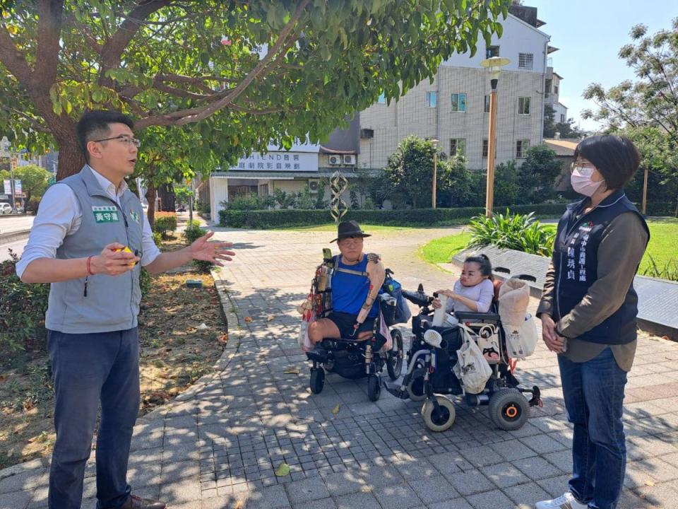 台中市議員黃守達會勘茄苳公園，發現車阻密集影響身障者出入，中市府將檢討調整，確保無障礙通行。（圖：寇世菁攝）