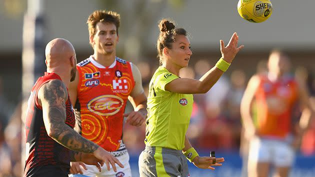 Umpire Eleni Glouftsis throws the ball up on Sunday. Image: Getty