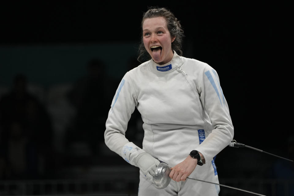 La argentina Isabel Di Tella celebra tras vencer a la peruana María Doig en la final de espada individual de la esgrima de los Juegos Panamericanos en Santiago, Chile, el miércoles 1 de noviembre de 2023. (AP Foto/Eduardo Verdugo)