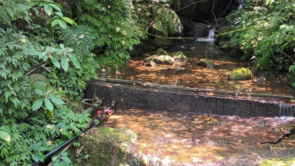 《圖說》竹崙里三層坪水源頭清疏維持水源清澈。〈水利局提供〉