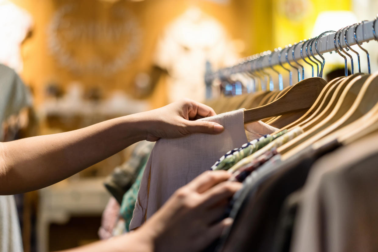 Frau beim Second-Hand-Shopping