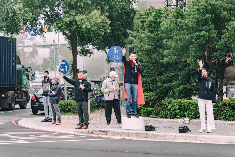 ▲新北市議員張志豪、前台北市議員顏若芳今日陪同爭取民進黨新北市議員提名的李宇翔，以保持「社交距離」的方式，合體站路口向市民拜早年。（圖／李宇翔提供）