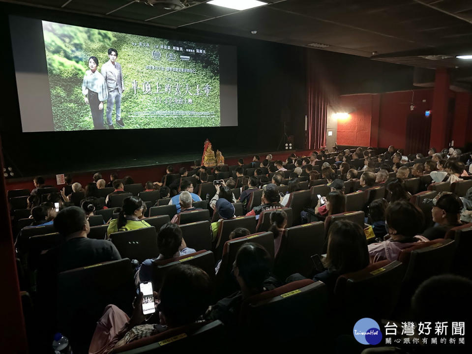 車頂上的玄天上帝在南投戲院特映。（記者扶小萍攝）